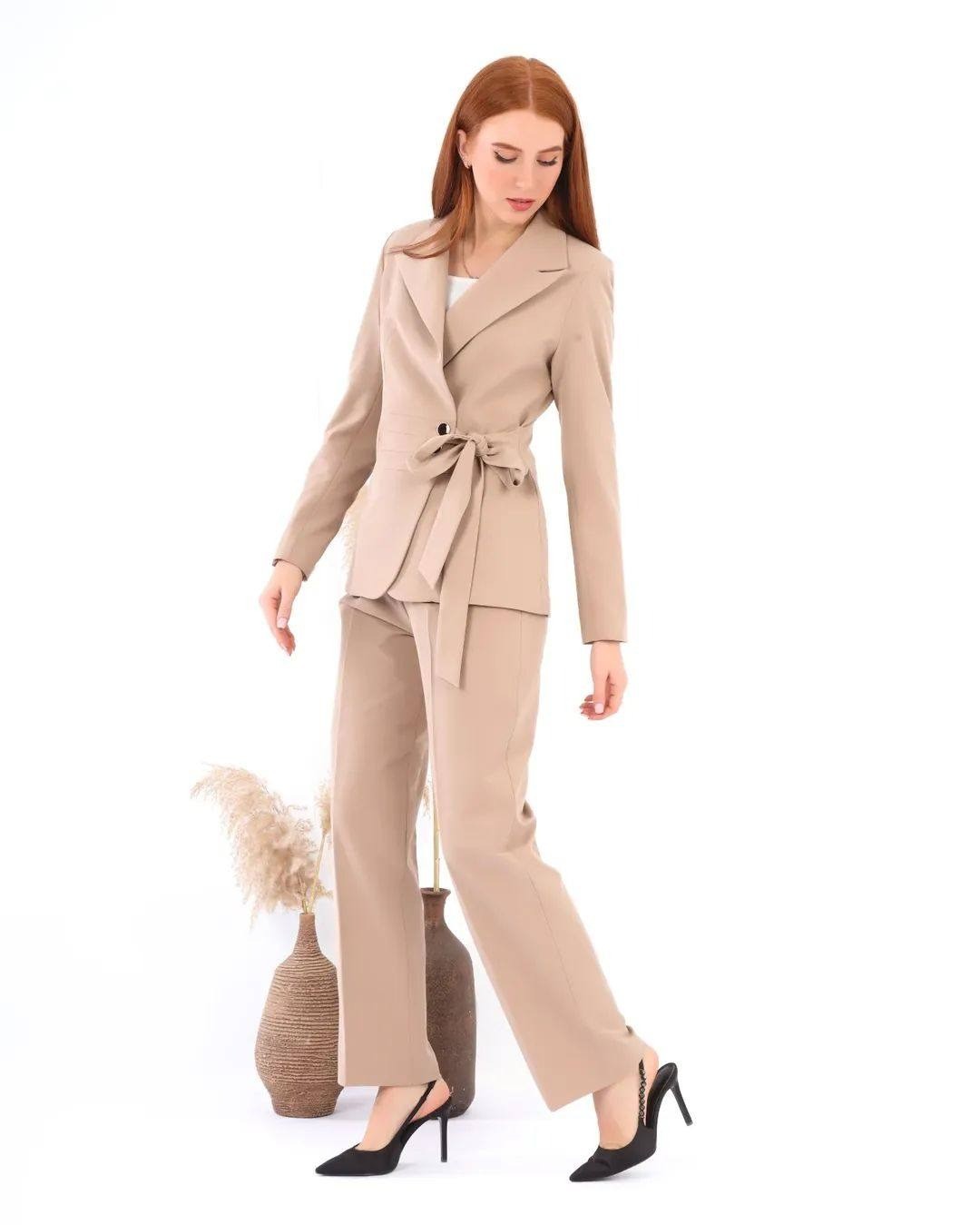 طقم أنيق بقَصّة عصرية ...